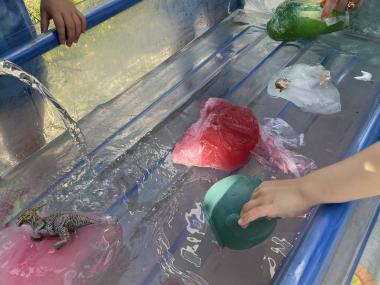 Vi skaber et anerkendende og udviklende læringsmiljø, hvor engagerede voksne støtter hvert barn i at udfolde sit potentiale. Med positive forventninger, tilpassede krav og visuel støtte hjælper vi børnene til at opbygge stærk selvværd og opleve sig selv og hinanden på meningsfulde måder